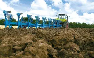 Pour décompacter un tassement, placer les dents de l’outil si possible au moins 5 cm sous la zone tassée sans toutefois remuer un horizon non travaillé.