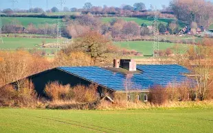 Le photovoltaïque en toiture permet aux exploitants de valoriser leurs bâtiments agricoles avec des délais de mise en service plus courts qu’au sol. 