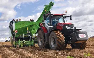 Engin agricole buttant des rangs de pomme de terre