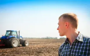 Face à la hausse des carburants et des engrais, les agriculteurs doivent adapter leurs systèmes : réduire les charges et recréer de la valeur.