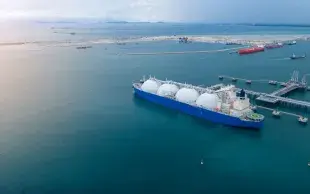Pétrolier GNL (gaz naturel liquéfié) ancré dans les réservoirs de gaz du terminal de gaz pour le stockage. Navire-citerne de pétrole brut de gaz. GPL à Tanker Bay Petroleum Chemical ou transport d’exportation de méthane