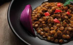 Un plat de lentilles cuisinées