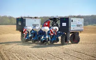 Le porte-outil robot ROBOTTI en train de semer du maïs.