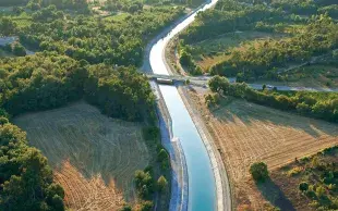 Avec ses 5 800 kilomètres de canaux et de canalisations, la Société du Canal de Provence alimente les agriculteurs de PACA grâce aux réserves en eau du Verdon. 