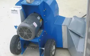 Un ventilateur à l'extérieur d'un silo de stockage du grain