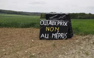 Panneau « oui au prix non au mépris »