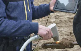 Arvalis a développé des calibrations et un environnement logiciel pour le système portable LabSpec d’ASD, afin de déterminer diverses propriétés physico-chimiques d’un sol agricole à partir d’un simple carottage.