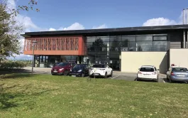 L’architecture de la station d’Écardenville-la-Campagne, dans l’Eure, fait écho au lin fibre, un fleuron de l’agriculture française, majoritairement cultivé en Normandie.