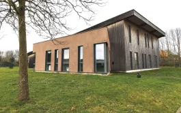 La station de Villiers-le-Bâcle est située à proximité du pôle académique de Paris-Saclay. 