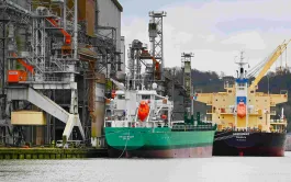 Céréaliers en chargement sur le port de Rouen (76), devant les silos Sénalia. Crédit photo HAROPA PORT / Jean-François Damois 