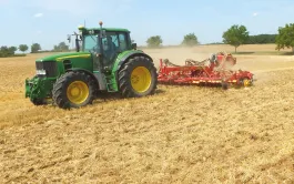 Pour lutter contre les graminées adventices, le faux-semis n’est pas suffisant seul : il doit être associé à d’autres leviers agronomiques comme la rotation ou la date de semis.  
