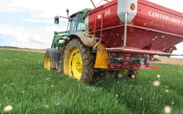 Avec l’entrée en vigueur du 7e PAN, de nouvelles mesures imposent des efforts supplémentaires aux agriculteurs, notamment en matière de périodes d’interdiction d’épandage et de couverture des sols.