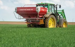 Le prix des engrais ne redescendra pas à son niveau d’avant-crise, obligeant l’Europe à repenser sa stratégie pour maintenir la compétitivité de ses denrées agricoles.   