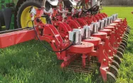 Fauche du couvert de l’inter-rang le 23 mars 2023 dans le Tarn.Jusqu’à présent, seul un constructeur proposait un matériel de fauche adapté à cette pratique. Un deuxième constructeur en propose depuis peu, et ils sont de plus en plus nombreux à s'y intéresser.
