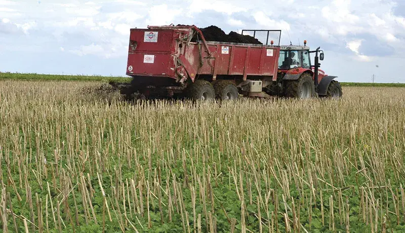 Parmi les leviers activables sur les exploitations se trouvent la réduction des doses d’engrais via l’augmentation des surfaces de légumineuses ou une meilleure efficience, la consommation de carburant ou encore les apports de matière organique.