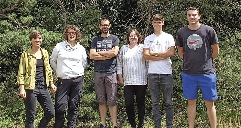 De gauche à droite : Florence Binet (ingénieure et responsable de la station), Lucile Pligot et Thomas Munsch (techniciens d’expérimentation), Sandrine Sitterlé (assistante), Romain Moureaux (apprenti) et Camille Caplain (stagiaire).