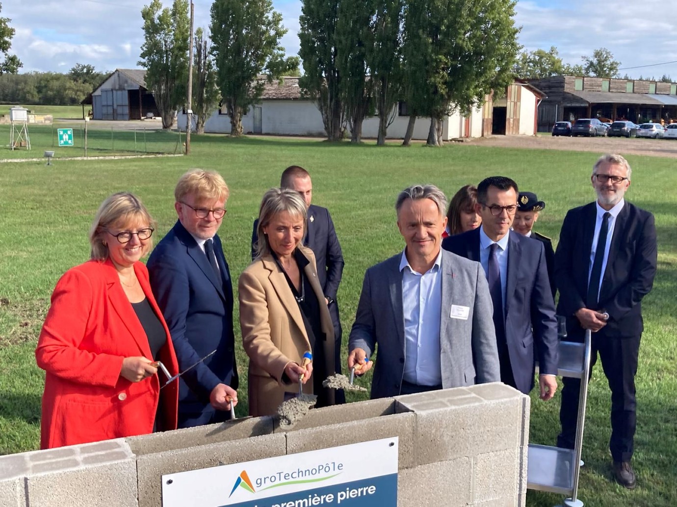 Les élus ont posé la première pierre de l'Agrotechnopole de Montoldre (Allier)